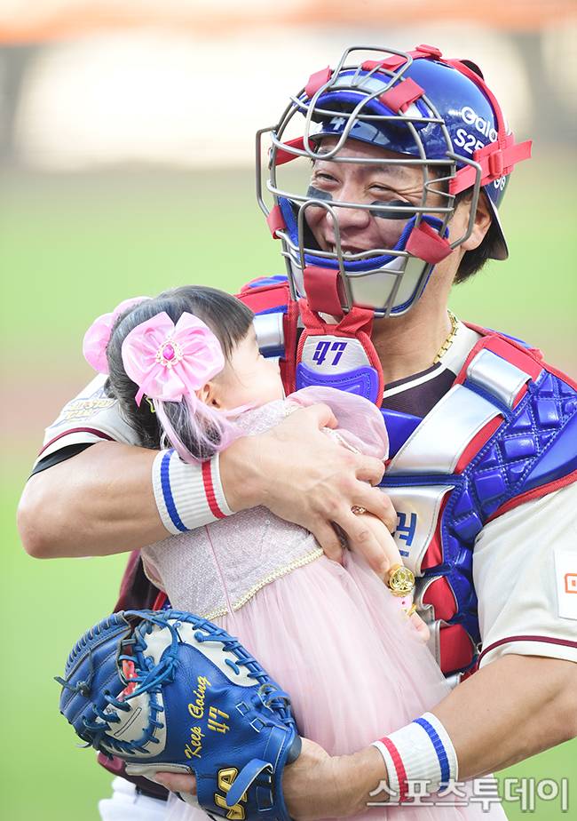 강민호 품에 안긴 박찬호 딸 / 사진=권광일 기자