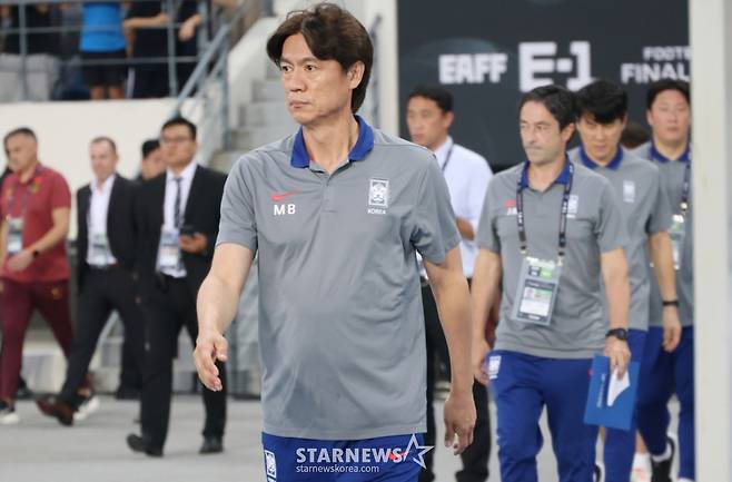 2025 동아시아축구연맹(EAFF) E-1 풋볼 챔피언십(동아시안컵) 한국-중국전이 7일 경기도  용인미르스타디움에서 열렸다.  대한민국  홍명보 감독이 그라운드로 입장하고 있다. /사진=김진경 대기자