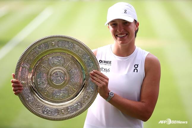 우승컵을 들고 있는 시비옹테크. /AFPBBNews=뉴스1