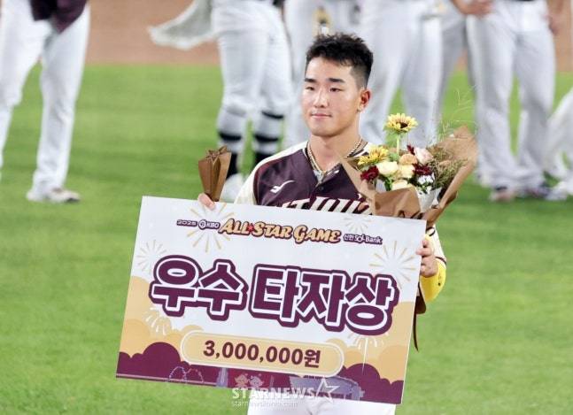 KT 안현민이 12일 KBO 올스타전에서 우수타자상을 수상하고 있다. /사진=강영조 선임기자