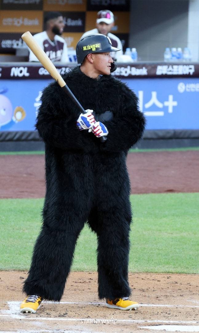 안현민이 첫 타석에서 전신 고릴라 탈을 쓰고 타석에 나서고 있다. /사진=강영조 선임기자