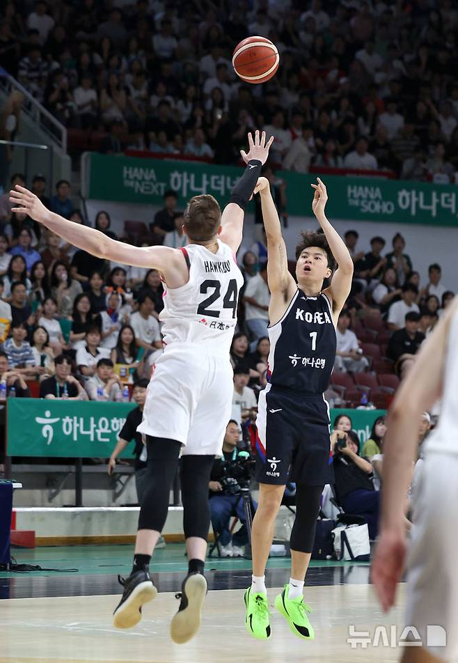 13일 경기 안양시 정관장 아레나에서 열린 하나은행 초청 2025 남자농구 국가대표 평가전 대한민국 vs 일본 2차전 경기, 이현중이 슛을 하고 있다. /사진=뉴시스