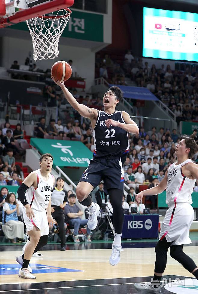 13일 경기 안양시 정관장 아레나에서 열린 하나은행 초청 2025 남자농구 국가대표 평가전 대한민국 vs 일본 2차전 경기, 여준석이 골밑슛을 하고 있다. /사진=뉴시스