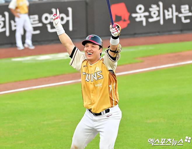 12일 오후 대전 한화생명볼파크에서 열린 '2025 신한 SOL Bank KBO 올스타전'에서 나눔 박동원이 홈런을 친 뒤 기뻐하고 있다. 대전, 김한준 기자