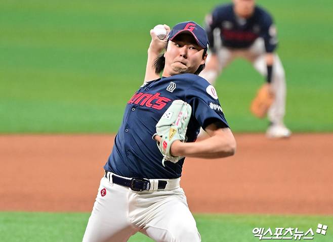 롯데 자이언츠 셋업맨 정철원이 2025시즌 전반기 20홀드를 거두면서 팀의 3위 등극에 결정적인 역할을 해줬다. 사진 엑스포츠뉴스 DB