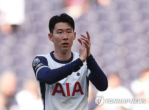 영국 매체 '더스탠더드'가 지난 12일(한국시간) 손흥민이 토트넘에서의 미래에 의문이 제기되고 있으며 손흥민 없는 미래를 준비하는 것처럼 보인다고 보도했다.&nbsp;연합뉴스
