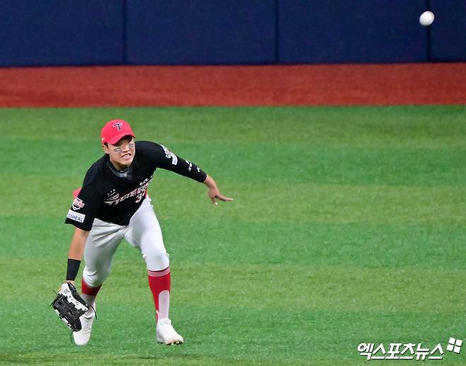 24일 오후 서울 구로구 고척스카이돔에서 열린 '2025 신한 SOL Bank KBO리그' KIA 타이거즈와 키움 히어로즈의 경기, 3회말 1사 만루 KIA 김석환이 키움 최주환의 타구를 잡기 위해 다이빙 캐치를 시도하고 있다. 엑스포츠뉴스 DB