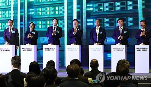 이재명 대통령, 울산 AI 데이터 센터 출범식 세리머니     (울산=연합뉴스) 홍해인 기자 = 이재명 대통령이 20일 울산전시컨벤션센터에서 열린 울산 인공지능(AI) 데이터 센터 출범식에서 참석자들과 함께 기념 세리머니에 참여하고 있다.
    왼쪽부터 안덕근 산업통상자원부 장관, 최민희 국회 과학기술정보방송통신위원장, 최태원 SK그룹 회장, 이 대통령, 아마존웹서비스(AWS) 프라사드 칼야나라만 인프라 총괄 대표, 유상임 과학기술정보통신부 장관, 김두겸 울산광역시장.  2025.6.20 [대통령실통신사진기자단]
    hihong@yna.co.kr
(끝)