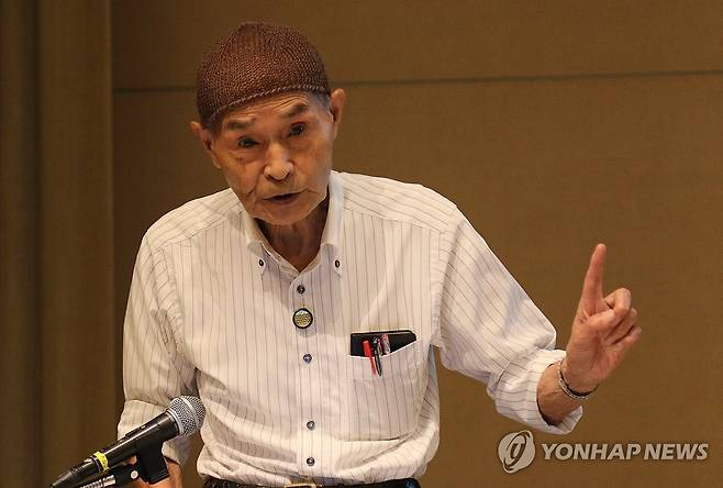 히로시마 피폭자 "핵무기 절대 써서는 안돼" (히로시마=연합뉴스) 박상현 특파원 = 1945년 일본 히로시마에 원자폭탄이 투하됐을 당시 6살 어린이였던 가지야 후미아키 씨가 8일 히로시마 평화기념자료관에서 피폭 경험담을 이야기하며 핵무기 사용에 반대한다고 말하고 있다.