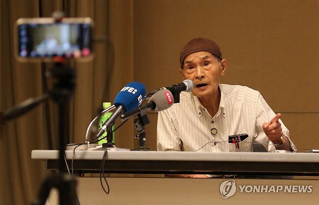 히로시마 피폭자 "핵무기 절대 써서는 안돼" (히로시마=연합뉴스) 박상현 특파원 = 1945년 일본 히로시마에 원자폭탄이 투하됐을 당시 6살 어린이였던 가지야 후미아키 씨가 8일 히로시마 평화기념자료관에서 피폭 경험담을 이야기하며 핵무기 사용에 반대한다고 말하고 있다.