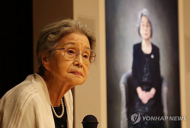 히로시마 피폭자와 '피폭증언 응답장치' (히로시마=연합뉴스) 박상현 특파원 = 1945년 일본 히로시마에 원자폭탄이 투하됐을 당시 14세였던 가지모토 요시코 씨와 그가 말했던 피폭 경험담을 영상으로 보여주는 '피폭증언 응답장치'. 지난 9일 NHK 히로시마 방송국에서 가지모토 씨가 응답장치 앞에서 기자 질문을 듣고 있다.