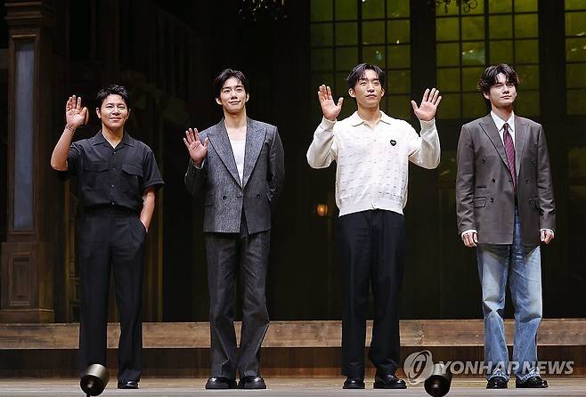 셰익스피어 맡은 배우들 (서울=연합뉴스) 이재희 기자 = 9일 서울 서초구 예술의전당 CJ토월극장에서 열린 연극 '셰익스피어 인 러브' 기자간담회에서 셰익스피어를 연기한 배우 이규형(왼쪽부터), 손우현, 이상이, 옹성우가 포즈를 취하고 있다. 2025.7.9 scape@yna.co.kr