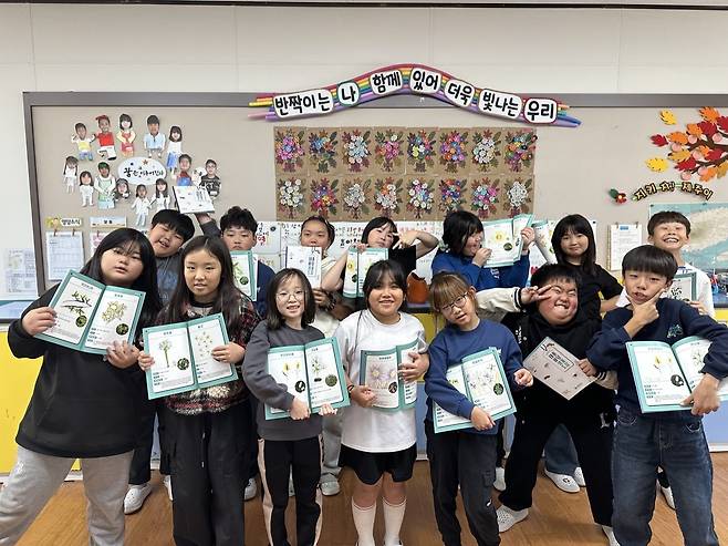 지난해 태흥 바당 생물 도감 제작한 태흥초 학생들 [태흥초 제공. 재판매 및 DB 금지]