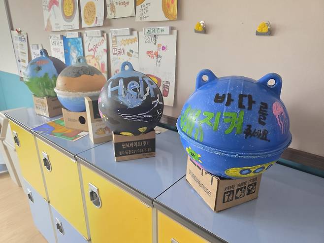 태흥초 교실에 전시된 폐부표 활용 작품 [촬영 전지혜]