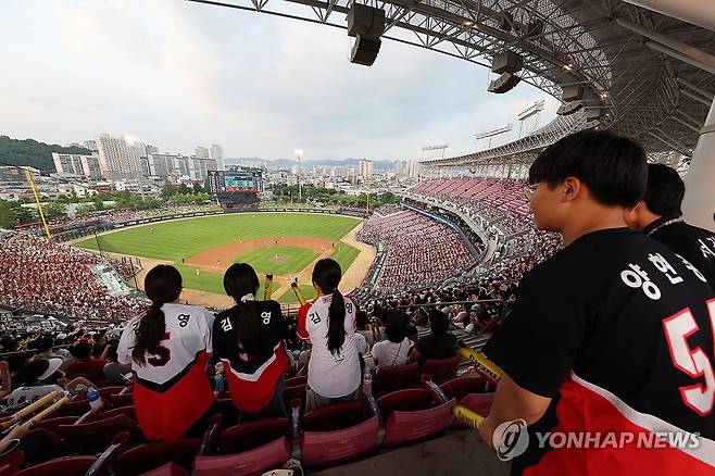프로야구 전반기 최초 700만 관중 달성 (광주=연합뉴스) 조남수 기자 = 2일 광주 기아챔피언스필드에서 열린 프로야구 SSG 랜더스와 KIA 타이거즈의 경기. 무더위에도 불구하고 관중석을 메운 야구팬들이 응원전을 펼치고 있다. 이날 5개 구장에 7만 6천723명의 관중이 입장해 역대 최초 전반기 및 역대 최소경기 700만 관중을 달성했다. 2025.7.2 iso64@yna.co.kr
