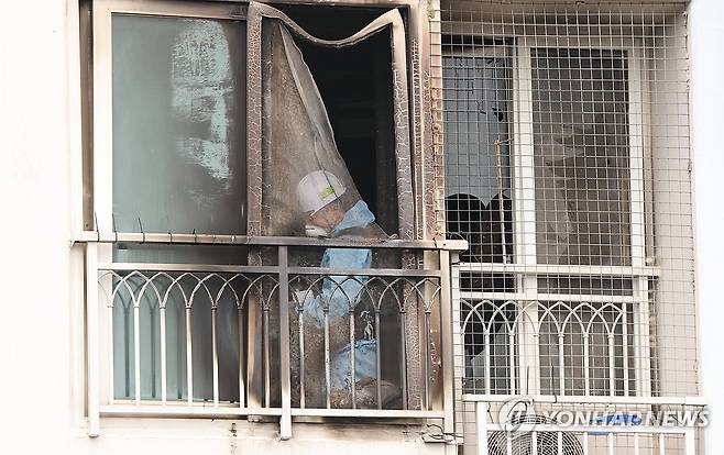 부산 기장 아파트 화재현장 합동 감식 (부산=연합뉴스) 강선배 기자 = 어린이 2명이 숨진 부산 기장군의 한 아파트 6층 화재 현장에서 3일 오전 경찰, 소방, 국립과학수사연구원 등이 합동 감식을 벌이고 있다. 2025.7.3 sbkang@yna.co.kr