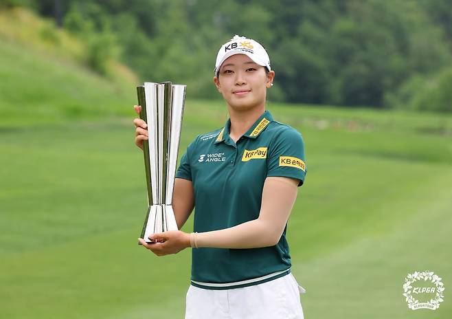 우승 트로피를 든 방신실. [KLPGA 제공. 재판매 및 DB 금지]
