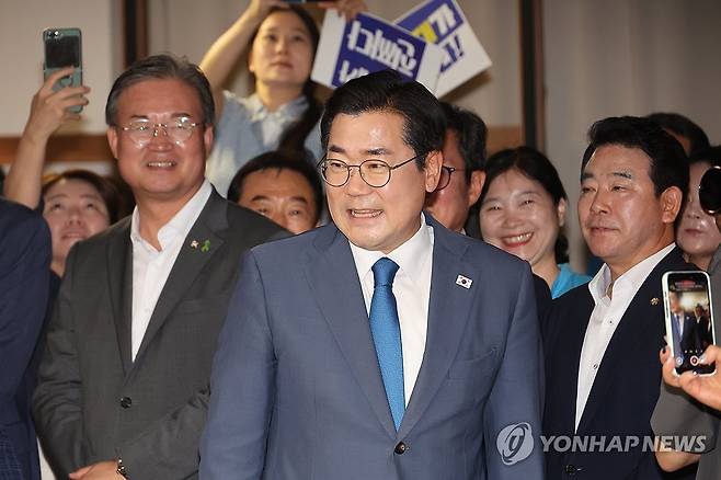 입장하는 박찬대 의원 (서울=연합뉴스) 박동주 기자 = 더불어민주당 대표 선거에 출마한 박찬대 의원이 10일 서울 여의도 중앙당사에서 후보 등록을 한 뒤 기자회견을 위해 입장하고 있다. 2025.7.10 pdj6635@yna.co.kr