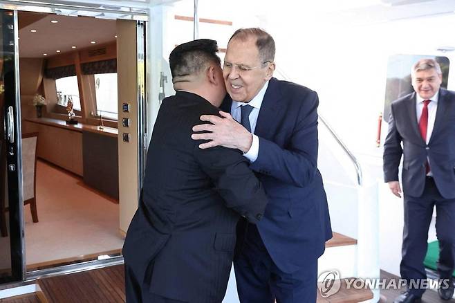 12일 원산에서 김정은 위원장과 만난 라브로프 러 외무장관 [러시아 외무부/로이터 연합뉴스 자료사진 재판매 및 DB 금지]