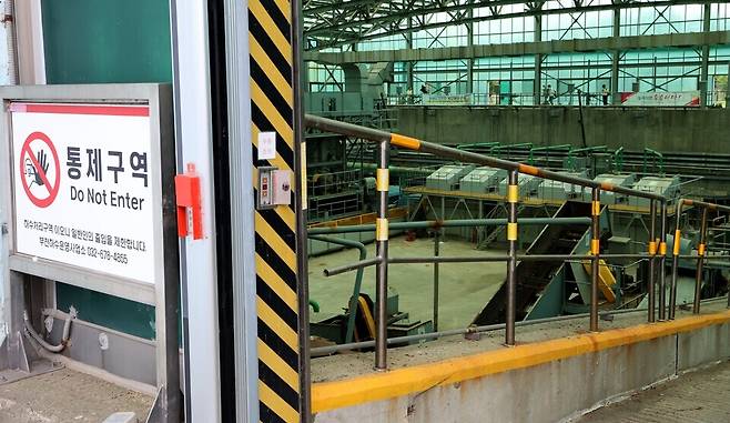 ▲ 인천 한 도로 맨홀 안에서 오·폐수 관로 현황을 조사하다가 실종된 50대 남성이 심정지 상태로 발견됐다. 사진은 지난 7일 인천 계양구 병방동의 한 도로 맨홀 오수관로와 연결된 굴포하수종말처리장. /이재민 기자 leejm@incheonilbo.com