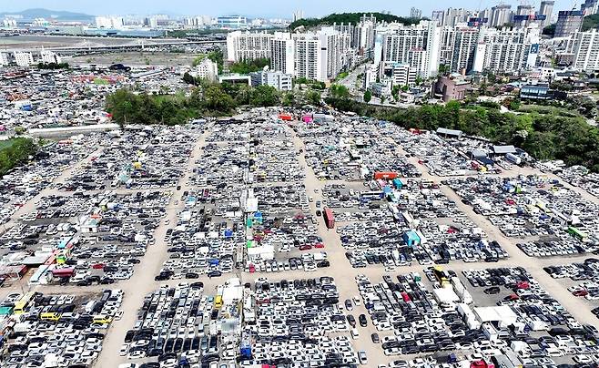 ▲ 인천은 수출의 80% 이상을 담당하는 중고차 수출 허브이지만 이면에는 시민 불편과 도시 슬럼화라는 그림자가 짙게 드리워져 있다. 국내 최대 중고차 수출 밀집단지인 연수구 옥련동 송도유원지 일대. /양진수 기자 photosmith@incheonilbo.com