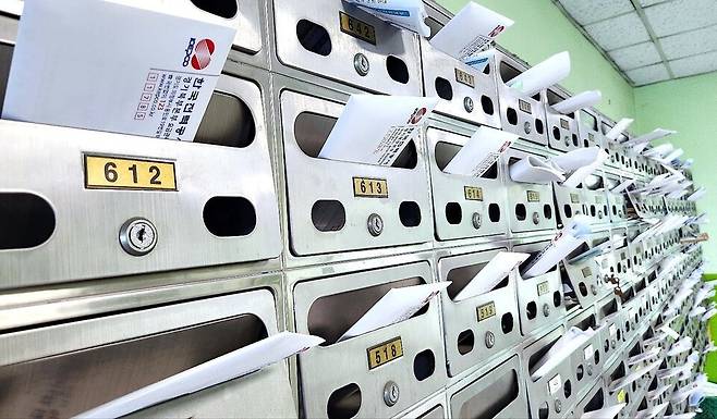 ▲ 양주테크노시티 우편함에 한국전력의 전기공급 정지 안내문이 일제히 꽂혀 있는 모습.