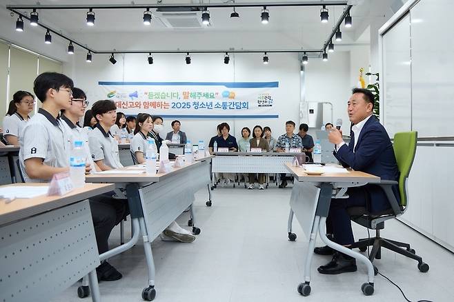 ▲ 지난달 24일 대신고에서 열린 '청소년 소통 간담회'에서 이충우 여주시장이 청소년들과 대화하고 있다./사진제공=여주시