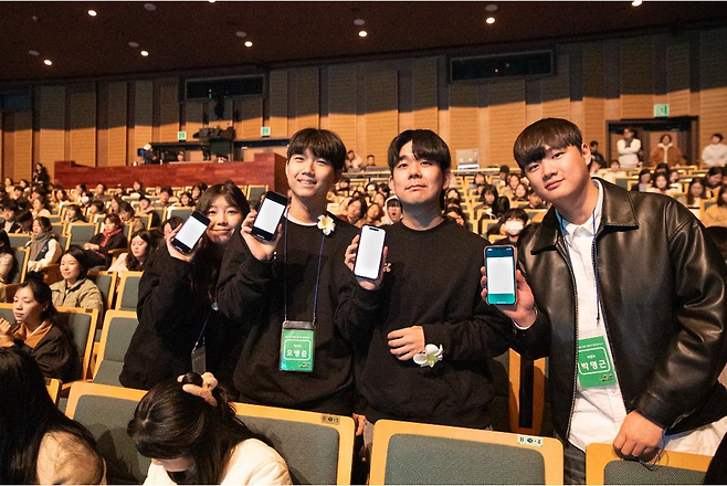 ▲지난해 11월 9일 오전 경기아트센터에서 진행된 2024 경기청년 갭이어 페어 행사에서 청년들이 기념촬영을 하고 있다./사진제공=경기도