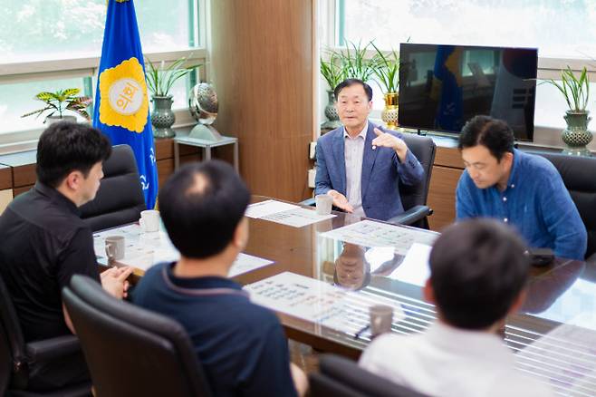 인천경기기자협회 안산지부 소속 기자들이 10일 박태순 안산시의장과 간담회를 갖고 있다. 사진=안산시의회