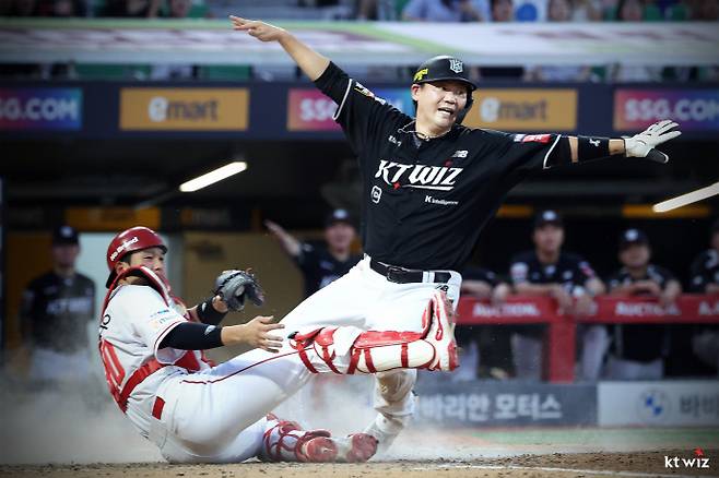 지난 10일 인천 SSG랜더스필드에서 열린 SSG와의 원정 경기에서 KT 장성우가 주루한 뒤 홈을 밟고 있다. 사진=KT위즈