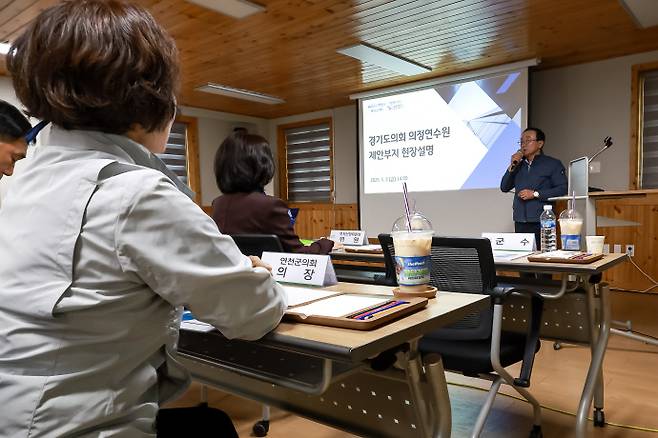 김덕현 연천군수가 지난 5월 2일 경기도의회 의정연수원 제안부지 현장설명회에 참석해 관계자들에게 연천의 강점을 설명하고 있다. 사진=연천군청