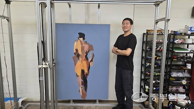 신교명 작가와 AI로봇 '이일오'. 임창희기자