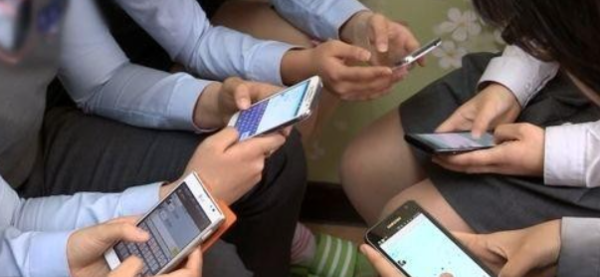 스마트폰 사용하는 청소년들. [사진=연합뉴스]