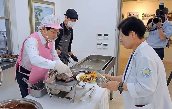 호세요양원에서 특식 배식봉사활동을 펼친 박용철 강화군수