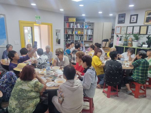 지난 10일 광주 광산구 고려인마을지원센터에서 주민들이 함께 식사를 하며 민생회복 소비쿠폰 정책에 대해 이야기하고 있다. 이정준 기자