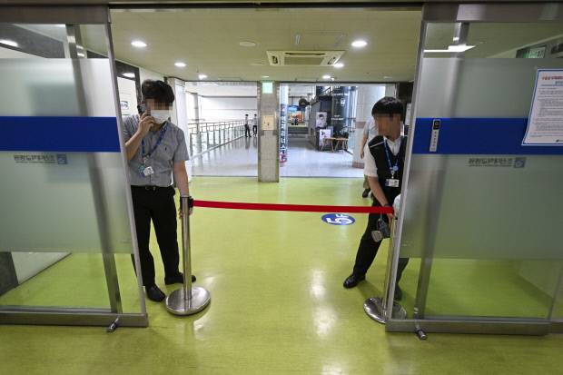 14일 오전 조선대학교병원 5층 수술실에서 전기 콘센트에서 시작된 화재가 발생한 가운데 병원 관계자가 화재 발생 현장을 폐쇄하고 있다.  /김진수 기자 jeans@kwangju.co.kr