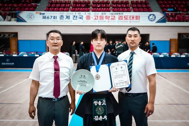 남고부 개인전에서 금메달을 목에 건 정읍고 김윤우 선수./정읍고 제공