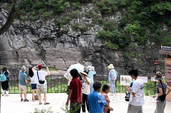 ▲ 휴일인 13일 울산 울주군 대곡리 반구대 암각화 전망대에서 관광객들이 지난 12일 유네스코 세계유산으로 등재가 확정된 암각화와 주변 풍경을 살펴보고 있다. 김경우기자 woo@ksilbo.co.kr