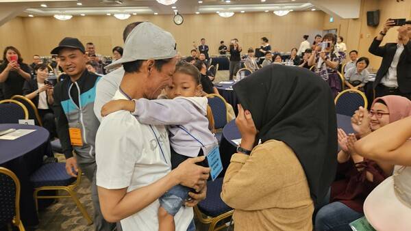 14일 통영시 마리나리조트에서 열린 인도네시아 선원 가족 상봉 행사에서 수프리얀토(왼쪽 첫째) 씨가 3년 만에 만난 아내와 딸을 안으며 웃고 있다. &nbsp;/정봉화 기자