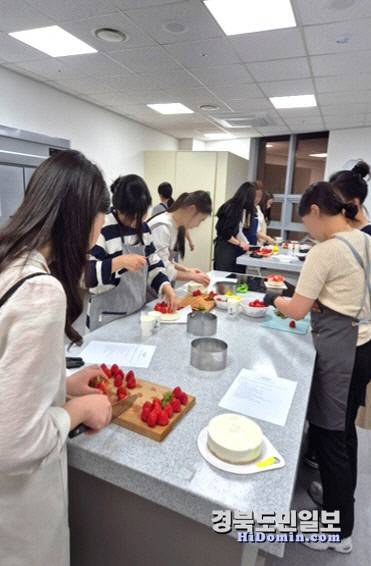 포항 청춘센터 베이킹 수업이 진행되고 있다. 사진=포항시 청춘센터 제공
