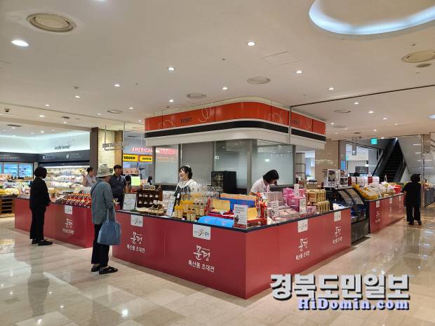 문경시 1인 창조기업 지원센터가 롯데백화점 서울 영등포점에서 팝업스토어를 운영하고 있는 모습. 사진=문경시 제공