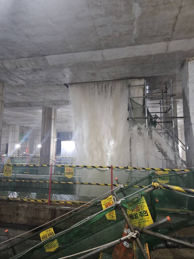 14일 새벽 부산에 내린 폭우로 부산도시철도 사상~하단선 구간 환승통로에서 침수 피해가 발생했다. 부산소방재난본부 제공