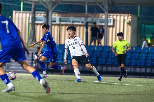 지난 7일 창녕스포츠파크 2구장에서 열린 2025 전국 고등축구리그 경남리그에서 마산공고(오른쪽)와 통영고가 맞대결을 펼치고 있다./경남축구협회/