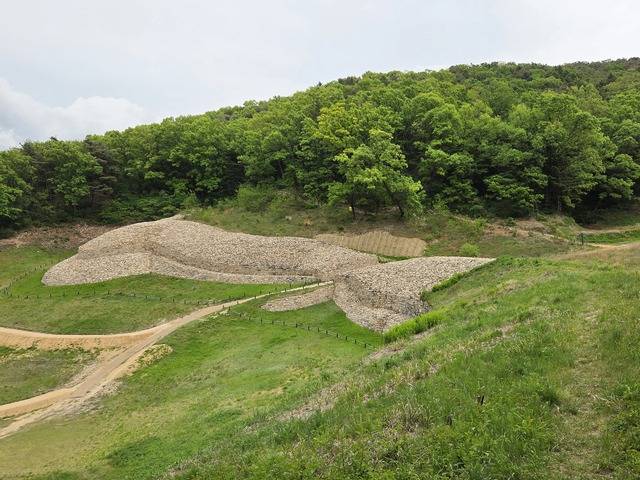 신라 월성 최후의 보루로 기능했던 명활산성 북문지의 복원한 전경.