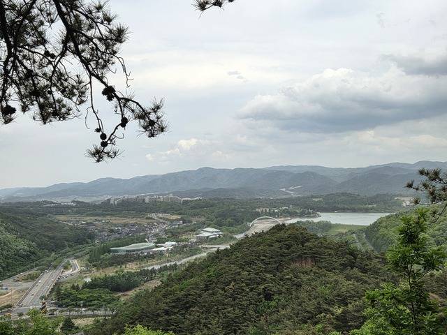 명활산성 동북쪽 능선에서 동쪽으로 바라본 보문단지 전경.