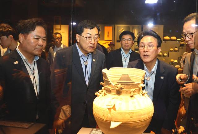 경상북도는 취임(11일) 후 처음 경북을 찾은 김민석 국무총리에게 대구경북통합신공항의 국가주도사업 전환, 산불피해복구특별법 제정, 2025 APEC 정상회의 성공 지원 등을 적극 건의했다. 경주시 제공