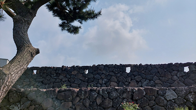 애월진성의 여장女墻과 총안銃眼.&nbsp;/ 사진=심규호