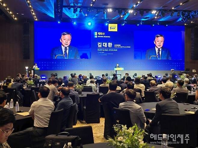 제12회 국제e-모빌리티엑스포(IEVE 2025) 개회식에서 인사말을 하고 있는 김대환 조직위원장.