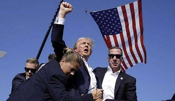 2024년 7월 13일(현지시간) 미국 펜실베이니아 버틀러 유세에서 총격당한 트럼프 전 대통령이 단상에서 내려오며 주먹을 머리 위로 쥐어 보이고 있다. 이 사진은 2021년 퓰리처상을 받은 에번 부치 AP통신 기자가 촬영했다. (사진=AP 연합뉴스)