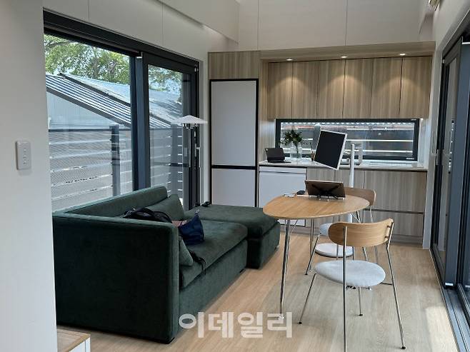 LG전자 스마트코티지 ‘듀오 플러스’ 모델 내부. LG전자의 오브제 모던엣지 냉장고, 이동형 TV 스탠바이미, 디오스 오브제컬렉션 식기세척기 등 가전들이 놓여 있다.(사진=공지유 기자)